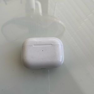 Apple AirPods Pro charging case